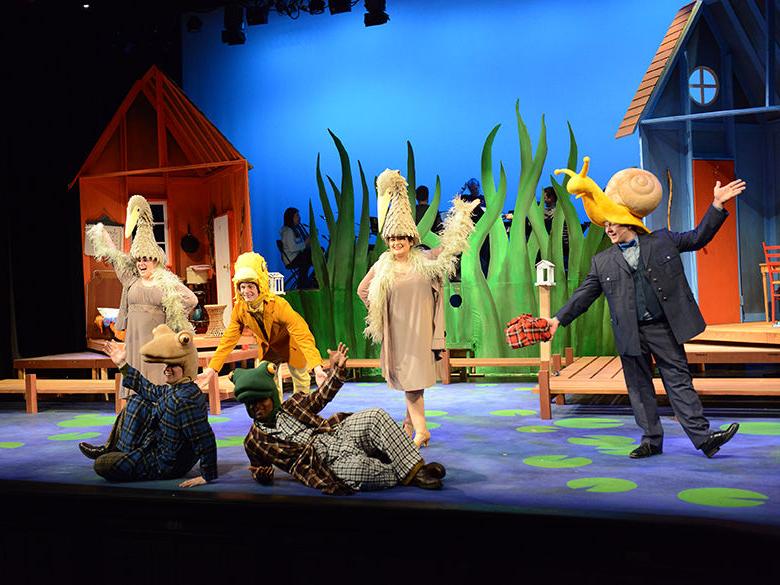 A scene from Penn State 阿尔图纳's production of A Year With Frog and Toad